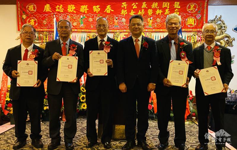 駐洛杉磯辦事處處長紀欽耀(中)代表僑委會委員長徐佳青致贈賀狀予新任主席張展鵬(左3)、副主席關啟輝(右1)、趙關遠(右2)、劉榮(左1)以及感謝狀予滿任主席關華正(左2)