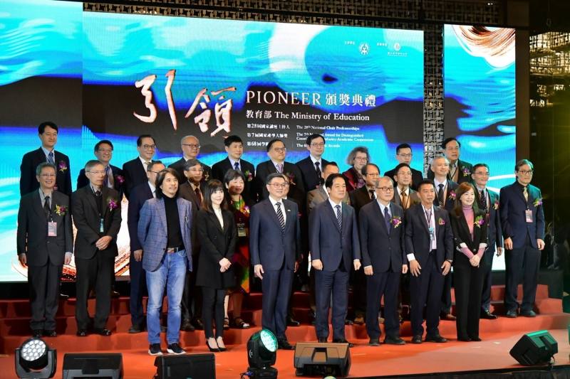 行政院長卓榮泰出席「第28屆國家講座主持人、第7屆國家產學大師獎暨第68屆學術獎頒奬典禮」