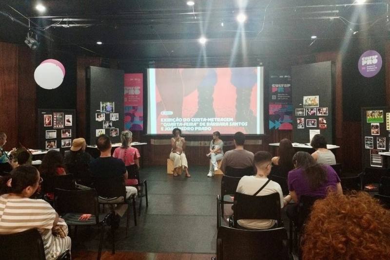 「被壓迫者劇場巴西50週年」紀念活動15日（當地時間）舉行聖保羅場次，「聖灰星期三」導演桑托斯（左）與GESTO亞洲代表謝如欣，電影映後與觀眾對談人權議題與被壓迫者劇場。（GESTO-Taiwan提供）