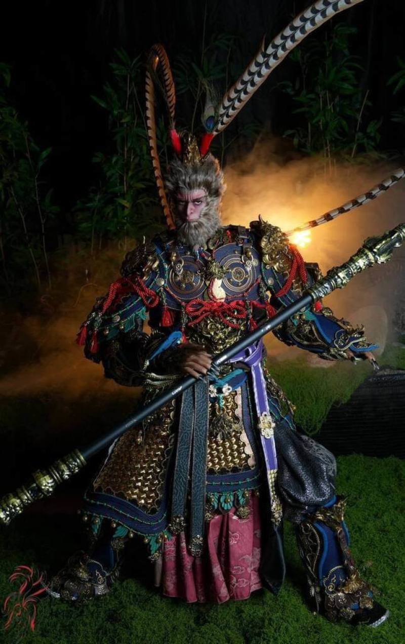 金光布袋戲雕刻師蕭佟興、何育霖共同完成電玩中的悟空人形偶頭，造型透過狐九尾木偶工作室、蚊子館偶衣工作室製作完成。（狐九尾木偶工作室提供）