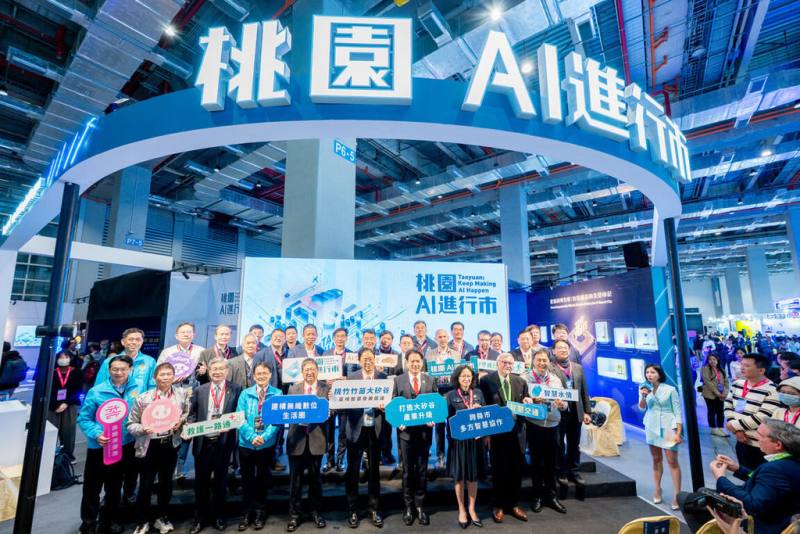 桃園市長張善政（前左6）18日出席2025智慧城市展「桃園AI進行市」主題館開幕活動，並與竹竹苗簽署「桃竹竹苗大矽谷區域智慧發展倡議」。（桃市府提供）