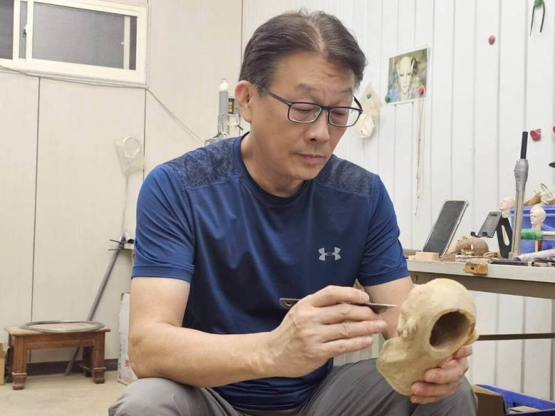 金光布袋戲雕刻師蕭佟興從事製作布袋戲偶頭，已有20多年時間。他想延續偶頭雕刻的傳統藝術，創新挑戰製作其他戲偶。（民眾提供）