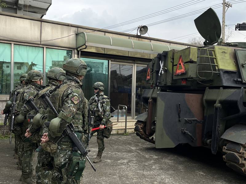 陸軍砲兵戰備部隊操演人員19日至桃園實施陣地轉移、戰力保存及臨戰訓練，現場包括兩輛M109A2砲車依令實施砲操訓練