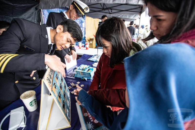 現場特別設置招募攤位，吸引民眾熱情參與。（軍聞社記者王茗生攝）