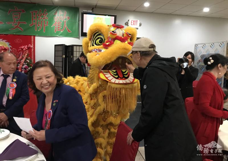 僑務諮詢委員高志中(右)送醒獅紅包