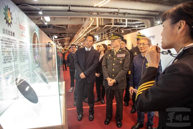 與會貴賓登上磐石軍艦參觀文宣館。（軍聞社記者王茗生攝）