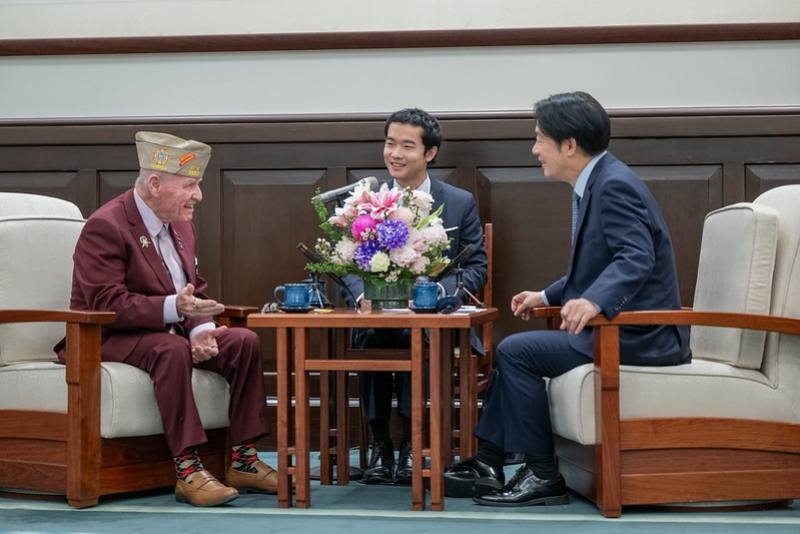 President Lai exchanges views with Alfred Lipphardt, commander-in-chief of the Veterans of Foreign Wars of the United States.