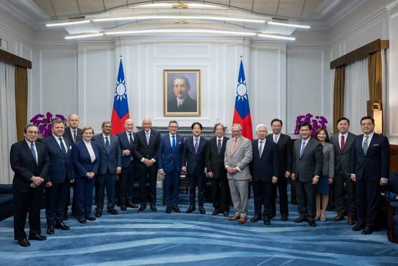 President Lai poses for a photo with participants in the 2025 Yushan Forum.