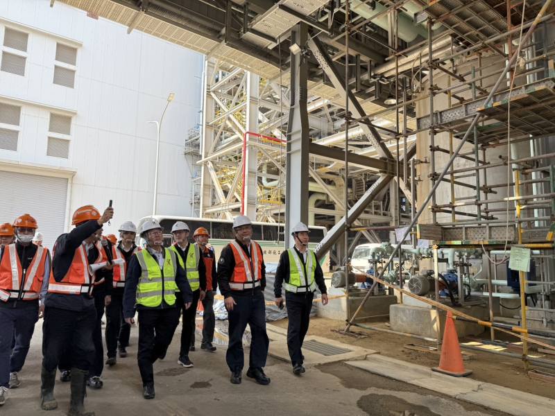 行政院政務委員陳金德前往現勘台灣中油公司第三座天然氣接收站一期計畫工程及台電公司大潭電廠增建計畫