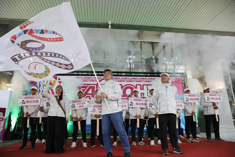 全國原住民族運動會聖火傳遞暨高雄市代表隊授旗儀式，18日在高雄市政府四維行政中心舉辦，由副市長李懷仁（前中）揮動會旗，現場氣氛熱鬧