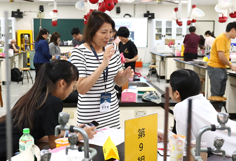 研究教師鍾曉蘭引導教師進行科學議題討論
