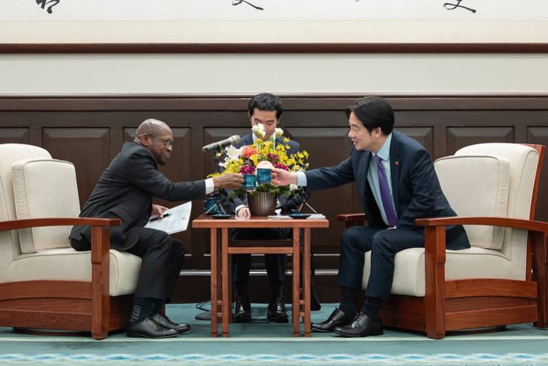 President Lai Ching-te and St. Kitts and Nevis Minister of Foreign Affairs Denzil Douglas raise a toast to each other.