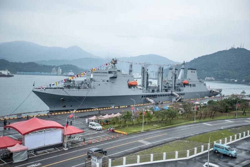 海軍114年敦睦遠航訓練支隊19日航抵宜蘭蘇澳港。（軍聞社記者王茗生攝）