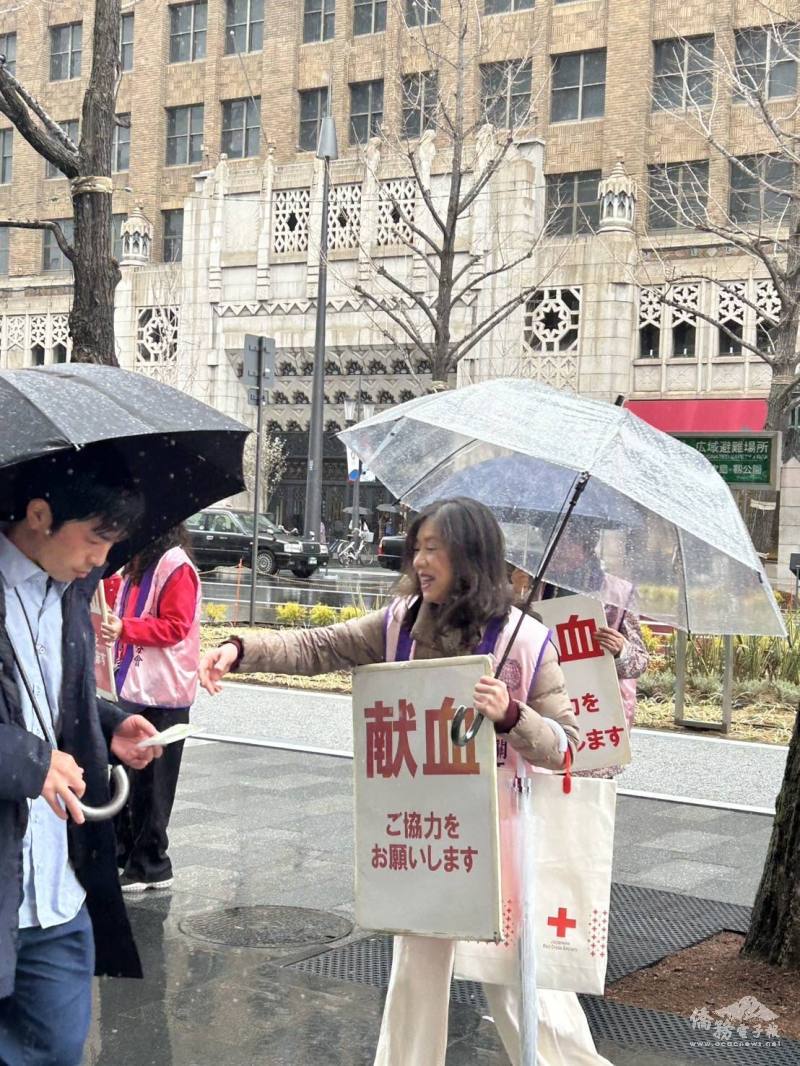 世華日本關西分會幹部於街頭呼籲民眾捐血