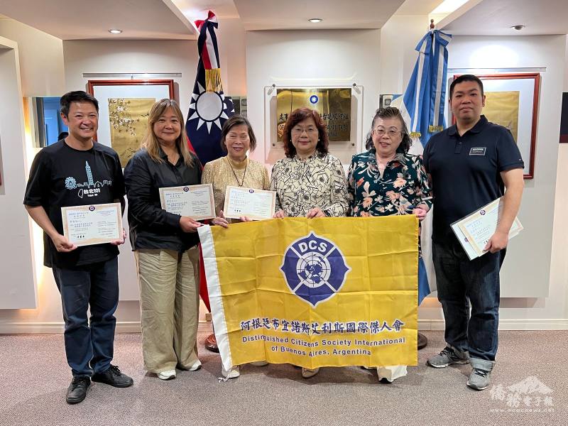 謝妙宏與阿根廷國際傑人會合影