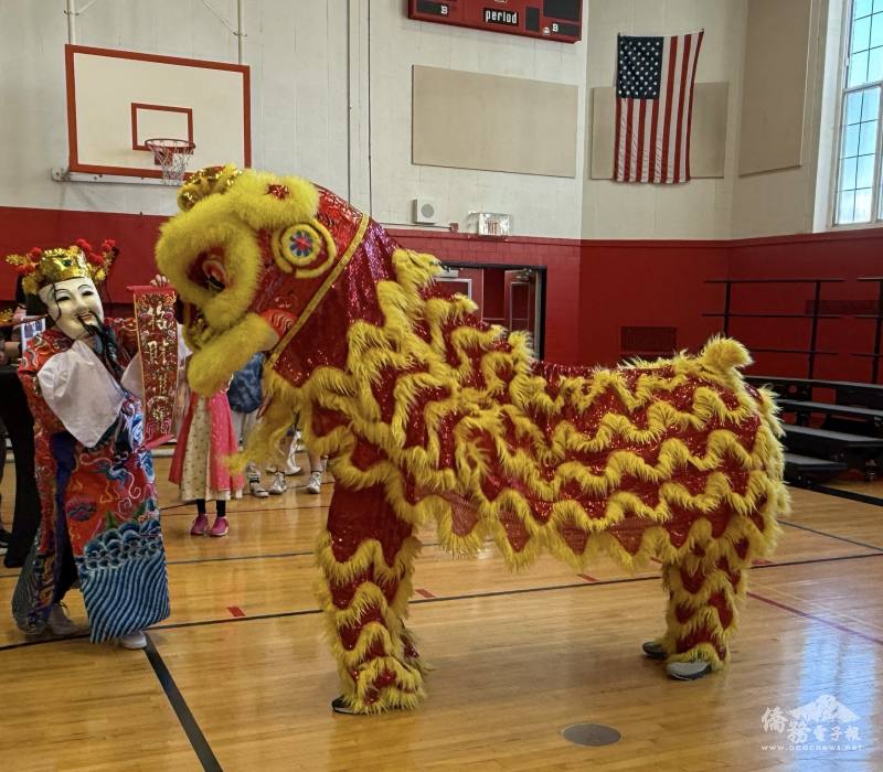 吳氏兄弟表演舞獅贏得滿堂彩