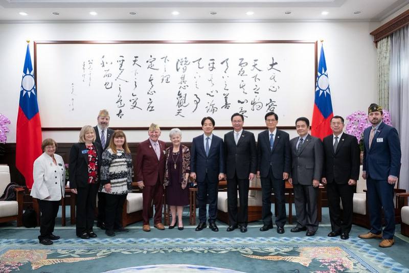 President Lai poses for a group photo with a delegation led by Alfred Lipphardt, commander-in-chief of the Veterans of Foreign Wars of the United States.