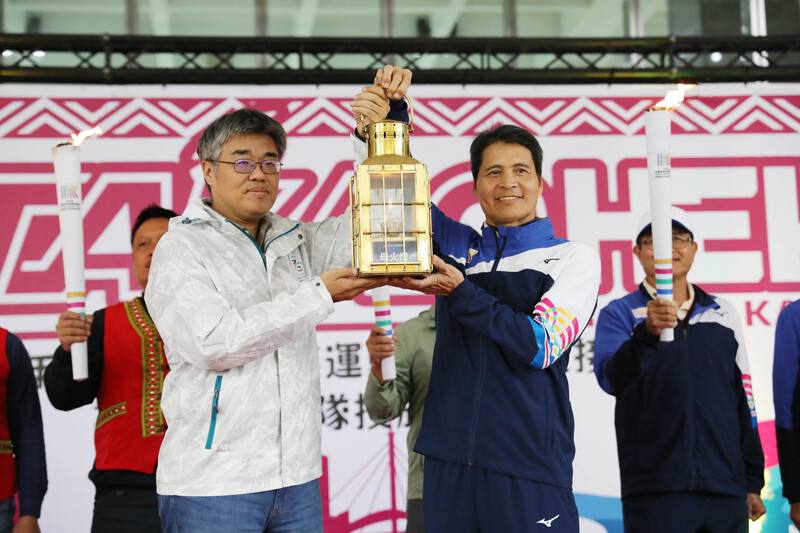 全國原住民族運動會睽違20年再度由高雄舉辦，高雄市原民會指出，日前在桃源區辦理取母火儀式，並耗時約1週在全國傳遞聖火，18日返回高雄，由副市長李懷仁（前左）代表迎接聖火