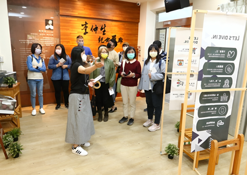 彰化女中教師劉麗菁介紹學生課程學習成果