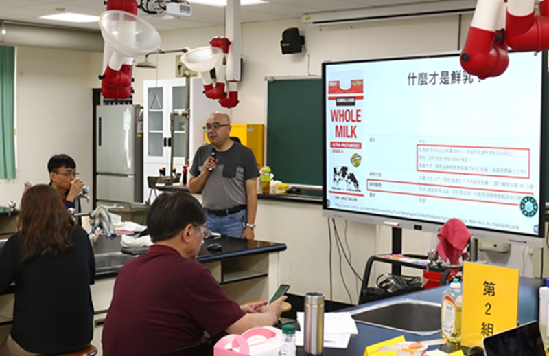 教師洪逸文透過進口鮮奶議題談論科學教育新趨勢