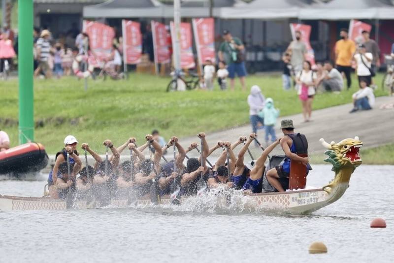 新北市議長盃第15屆龍舟錦標賽21日中午12時將開放報名，大型龍舟組每隊可由19人到25人組隊，小型龍舟組則為12人到17人。圖為過往賽事舉辦情形。（新北市體育局提供）