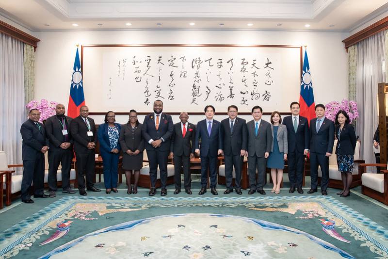President Lai poses for a photo with a delegation led by St. Kitts and Nevis Minister of Foreign Affairs Denzil Douglas.