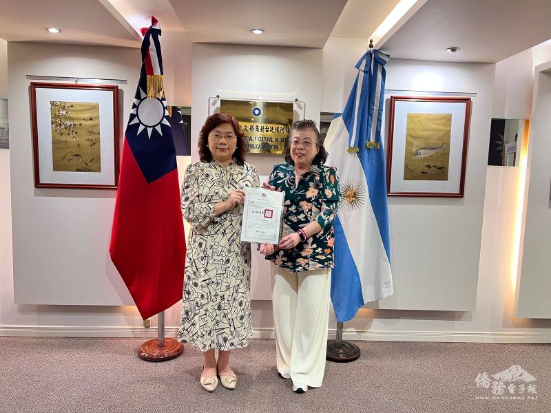 謝妙宏致贈賀狀給阿根廷國際傑人會會長陳碧華