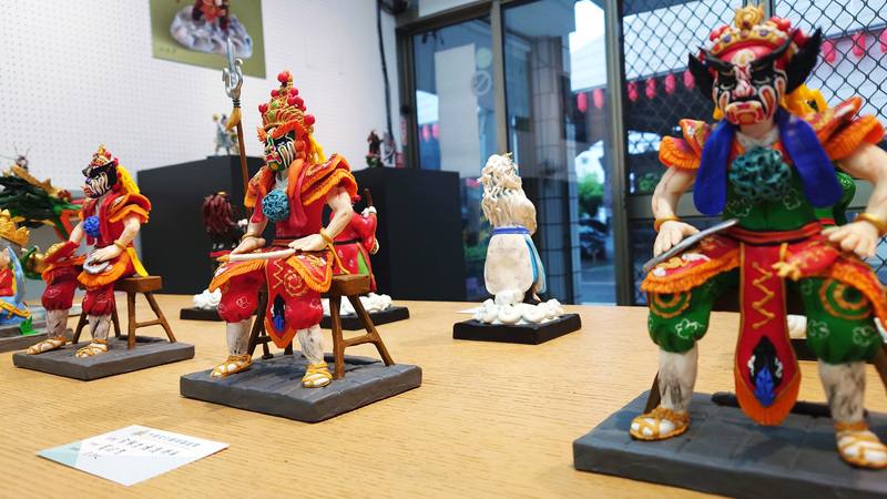 捏麵人藝師黃昭智透過材料創新與高超技巧，讓捏麵人變身創意公仔及藝術品，3月受邀將百餘件精品創作帶到嘉義縣竹崎文化藝術基金會展出。圖為客製化官將首作品