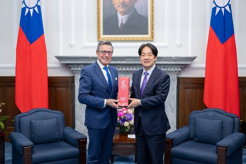 President Lai meets with participants in the 2025 Yushan Forum.