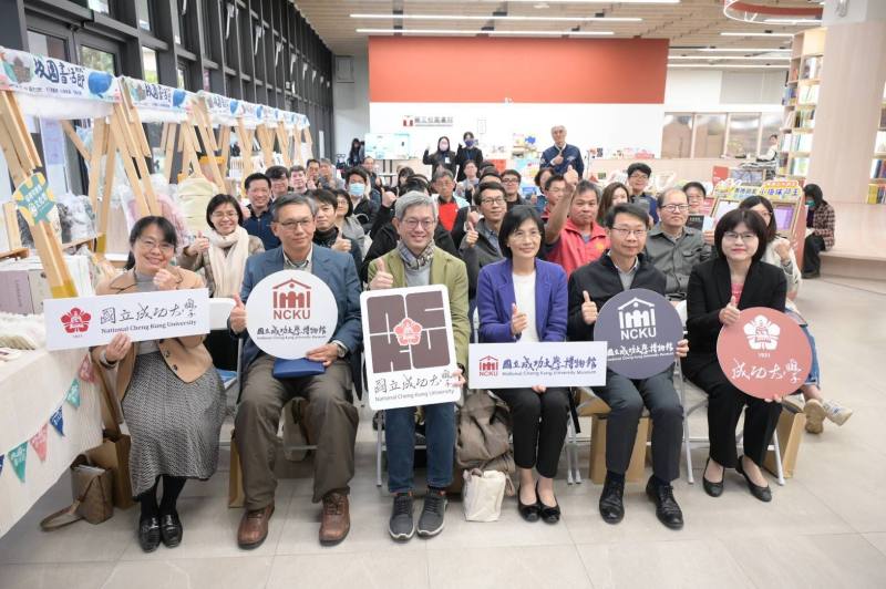 王船造船圖譜」特展開幕合影（右起海洋委員會林麗英處長、臺南市政府文化局林喬彬主任秘書、國立成功大學陳玉女副校長、國立成功大學博物館吳秉聲助理副校長兼博物館館長、策展人陳政宏主任、吳奕芳所長）