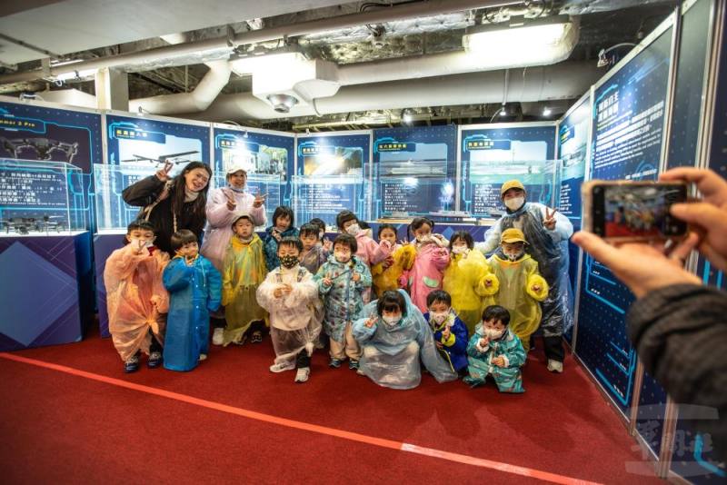 民眾不畏雨勢前來參訪，留下美好回憶。（軍聞社記者王茗生攝）