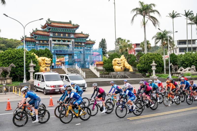 浪漫台三線站由新埔褒忠亭義民廟開賽(照片來源：國際自由車環台公路大賽)