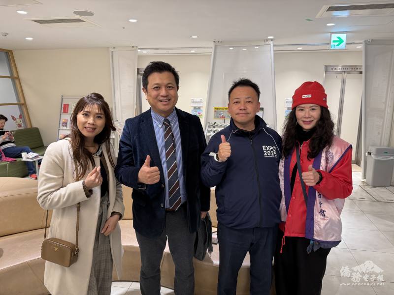 大阪市議會議員塩中一成(右二)捐血後與駐大阪辦事處副參事劉拓(右二)及世華日本關西分會會長林伊曼(右一)以及大阪府議會議員森田彩音合影