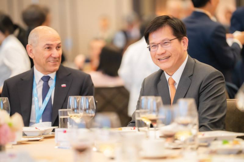 外交部長林佳龍與斯洛維尼亞前總理楊薩（Janez Janša）互動