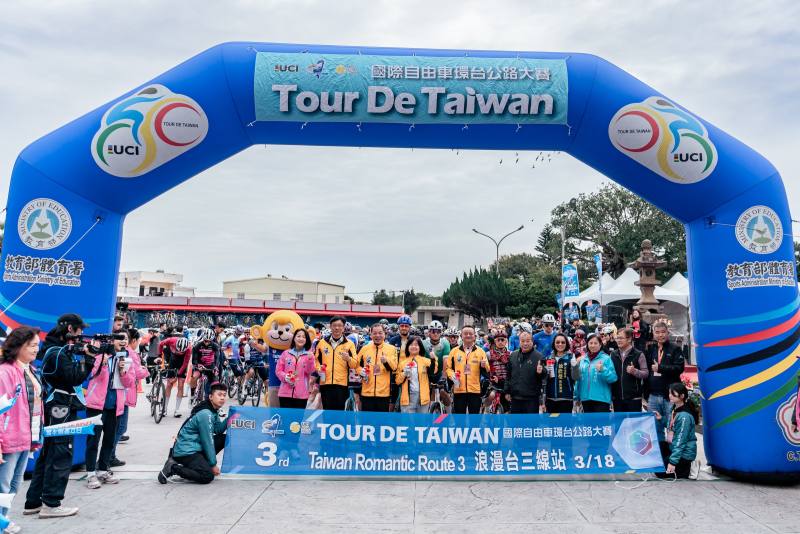 浪漫台三線站由客委會袁靜慧專委(前排左4)、新竹縣陳見賢副縣長(前排左3)、苗栗縣黃智詳參議(前排左2), 以及環台賽李開志執行長(前排左5)鳴笛出發(照片來源：國際自由車環台公路大賽)