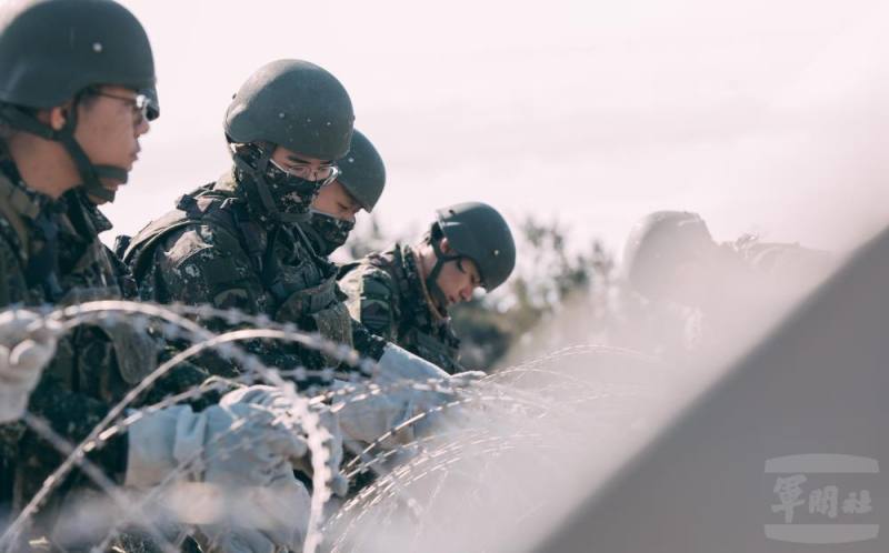 工兵部隊架設蛇腹型鐵絲網。（軍聞社記者吳柏融攝）