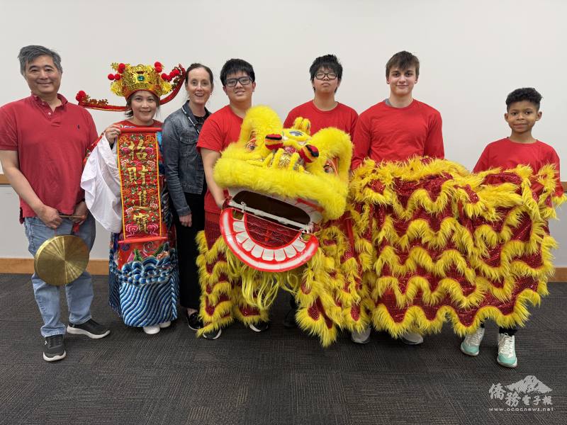 格倫科35學區督導王凱瑟琳(左3)與來自臺灣家庭的吳建輝(左1)、盧秀琴(左2)、吳蘊哲(左4)、吳光玄(右3)合影