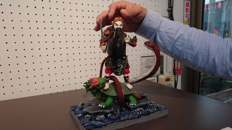 捏麵人藝師黃昭智透過材料創新與高超技巧，讓捏麵人變身創意公仔及藝術品。圖為栩栩如生保生大帝