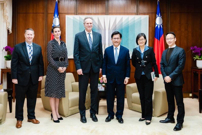 外交部長林佳龍（右三）接見美國阿拉斯加州州長鄧利維（Mike Dunleavy）（左三）訪問團