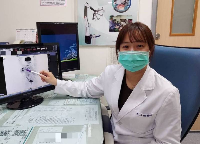 苗栗縣大千醫院乳房外科醫師陳以涵（圖）表示，一名42歲婦人單側乳房紅腫疼痛，一度以為是乳腺炎，就醫切片檢查確診為少見的發炎性乳癌，提醒有症狀要及時治療，把握黃金時間控制病情。（大千綜合醫院提供）
