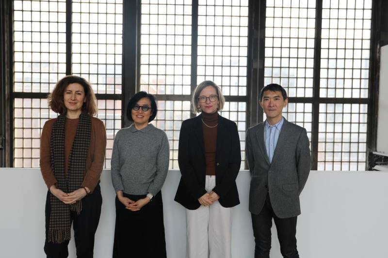 駐法國臺灣文化中心續攜手菲夢可基金會合作辦理「APOLAN臺灣藝術人才駐村計畫」，評審團由（左起）龐畢度中心策展人瑪切拉・利斯塔、巴文中心主任胡晴舫、菲夢可基金會總監凱特琳娜・斯克里巴、馬恩河谷當代藝術博物館典藏組總監鄭元智組成。（駐法國臺灣文化中心提供）