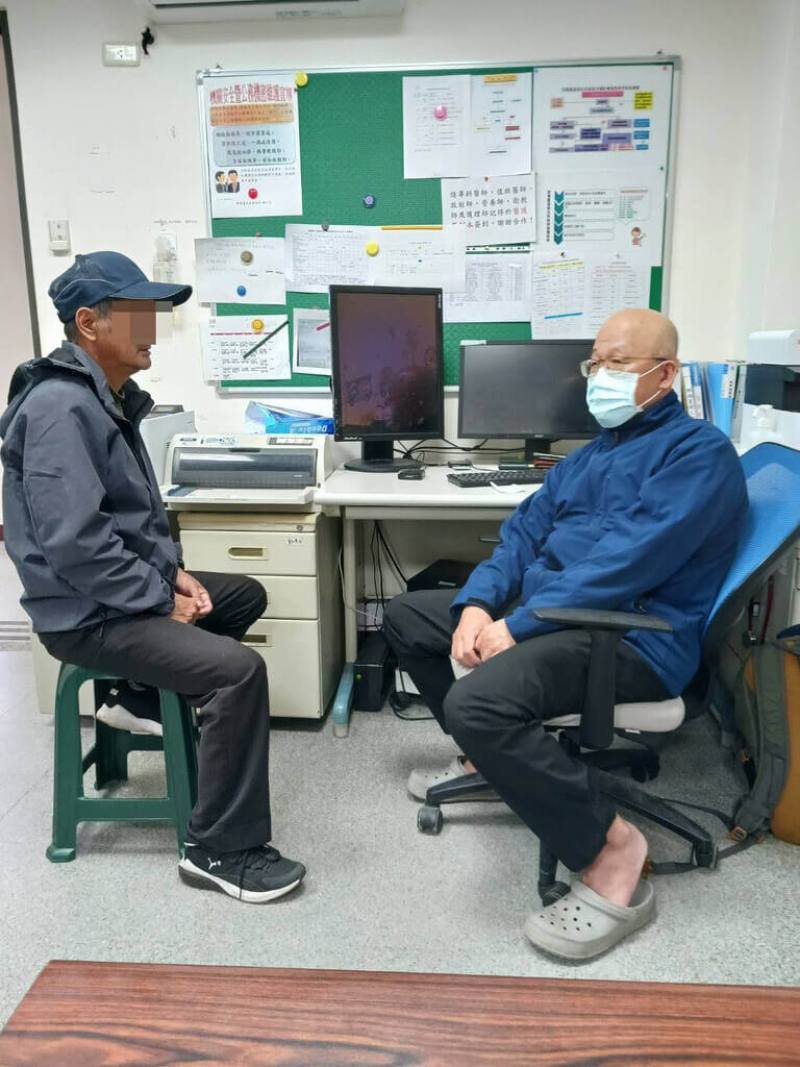 高雄市那瑪夏區61歲孫姓男子日前到衛生所就診時突然失去意識，當天值班高雄榮總急診醫學部醫師陳文毅（右）憑藉豐富經驗緊急插管，並啟動後送機制，成功救命。（高雄榮民總醫院提供）