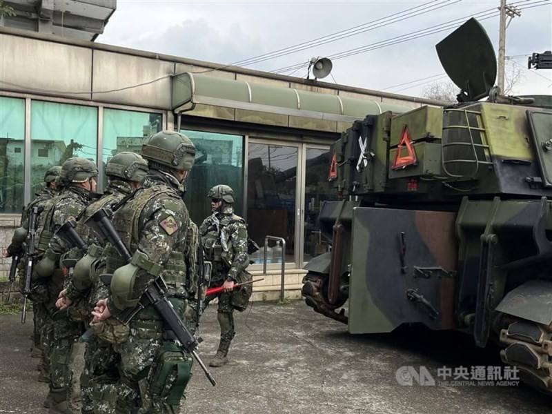 The Army artillery combat readiness forces mobilized to take part in military drills Wendesday in Taoyuan with two M109A2 artillery vehicles on site to carry out artillery training.