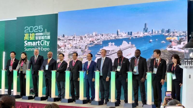 2025高雄智慧城市展20日在高雄展覽館開幕，聚焦「AI賦能」、「智慧醫療」、「淨零永續」3大核心主題，展出規模近500個攤位。高雄市副市長林欽榮（右6）等人共同啟動儀式