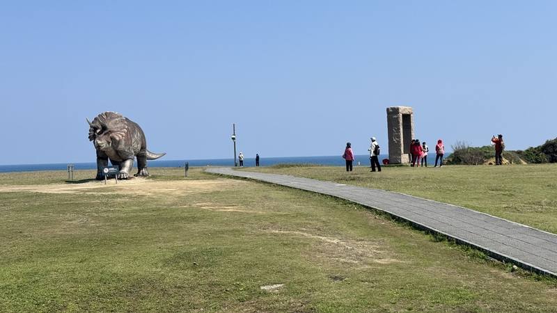 有民眾在社群網站Threads表示，原本要去潮境公園拍婚紗，卻被告知要收新台幣6000元場地費。國立海洋科技博物館20日表示，在潮境復育公園拍婚紗照不額外收場地費，歡迎新人前往留下美麗時刻