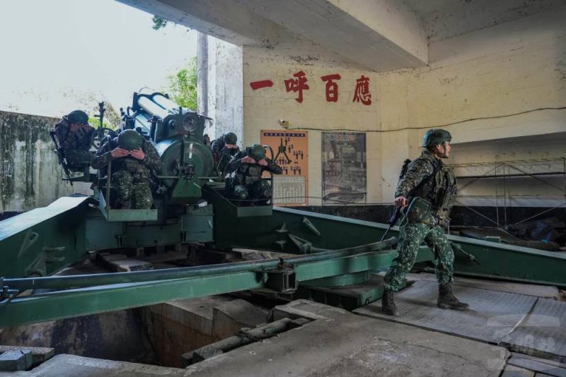 砲兵連官兵砲操演練