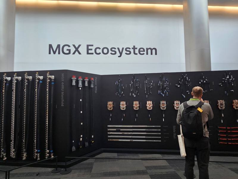 輝達2025 GTC大會現場，特別設置一整面牆，完整公開AI伺服器生態系，從機櫃、電源機架、高速傳輸線、滑軌，到液冷散熱的分歧管、水冷板、快接頭等各項AI伺服器關鍵零組件的推薦供應商清單（RVL），幾乎每個項目都一定會看到台廠的名字