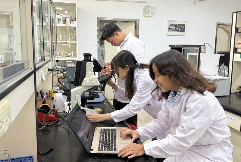 印尼三寶壟天主教大學食品技術系3名交換學生到弘光科技大學研習，學生們使用儀器學習乳酸菌分離、特性分析與菌種鑑定，海外研習1個月期滿結業