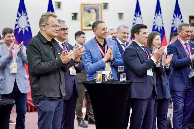 外交部舉辦酒會歡迎烏克蘭11個城市組團來台參加「2025台北智慧城市展」