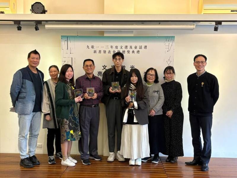 「九歌113年度文選」新書發表會暨贈獎典禮19日舉行，年度散文獎得主翁禎翊（右5）、年度小說獎得主鍾文音（右4）、年度童話獎得主巫佳蓮（左3）、年度推薦童話得主吳燈山（左4）與台北市文化局長蔡詩萍（左1）及文選主編合影。（九歌出版提供）
